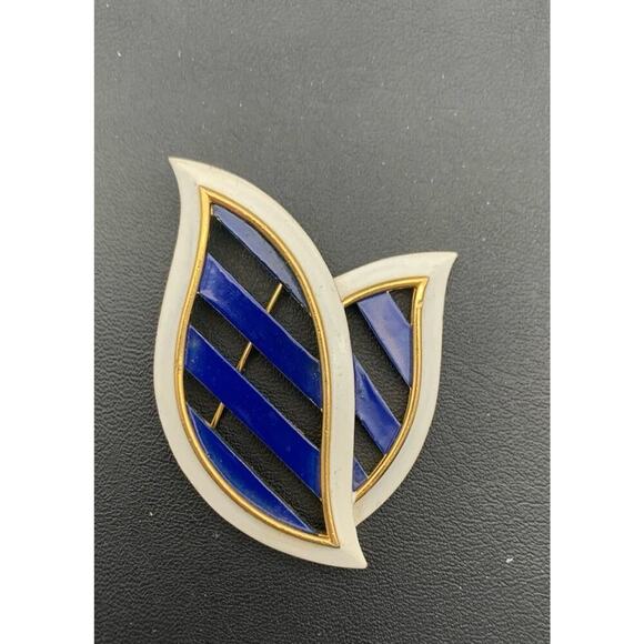 Vintage Crown Trifari Beautiful Blue & White Enamel Unique Tulip Shaped Brooch - Picture 1 of 5